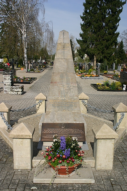 Pyramidenförmiges Denkmal auf dem Friedhof