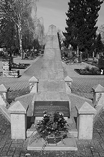 Pyramidenförmiges Denkmal auf dem Friedhof